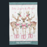 Linge De Cuisine Jingle et Mingle de rennes de Noël personnalisés<br><div class="desc">Christmas Reindeer Jingle & Mingle Festive Party Nom personnalisé Kitchen Towel présente des rennes festifs avec des arcs roses et des accents floraux avec le texte "Let's Jingle & Mingle" dans la typographie de script de calligraphie rose moderne avec votre nom personnalisé. Un cadeau personnalisé parfait pour Noël et les...</div>