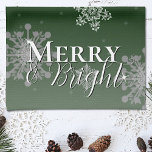 Linge De Cuisine Joyeux vert et flèches de neige brillantes Noël<br><div class="desc">Ajoutez une touche de charme à votre cuisine en cette période de vacances avec une Serviette de cuisine de Noël Green Merry et Bright Snowflakes. Le design des serviettes de cuisine comprend des flocons de neige tombant avec l'accueil Merry and Bright dans une police moderne et une douce couverture blanche....</div>