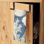 Linge De Cuisine La Grande vague au large de Kanagawa Ukiyo-e Japon<br><div class="desc">Cet art emblématique de Katsushika Hokusai est l'une de ses oeuvres les plus célèbres, et sa popularité mondiale continue d'augmenter. L'oeuvre représente deux bateaux remplis de marins japonais face à l'immense Grande Vague. La vague semble sur le point d'engloutir les bateaux, menaçant de consommer les marins. Malgré l'intense imagerie, l'art...</div>