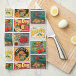 Linge De Cuisine La nourriture vintage marque le motif coloré<br><div class="desc">Étiquettes vintages de nourriture dans le motif de répétition sur la serviette de cuisine colorée.</div>