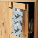 Linge De Cuisine Labradoodle / Os et pattes Goldendoodle<br><div class="desc">Cute Labradoodle / Les chiens Goldendoodle s'assoient et se tiennent et se retournent avec crème,  abricot,  chocolat,  manteaux noirs et à parti avec des os de chien éparpillés et des motifs de pawprints.</div>