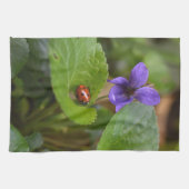 Linge De Cuisine Ladybug sur les fleurs de violet doux (Horizontal)