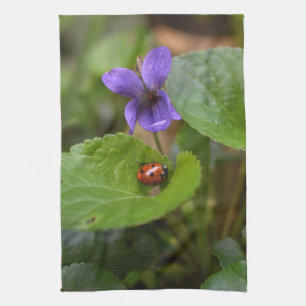 Linge De Cuisine Ladybug sur les fleurs de violet doux