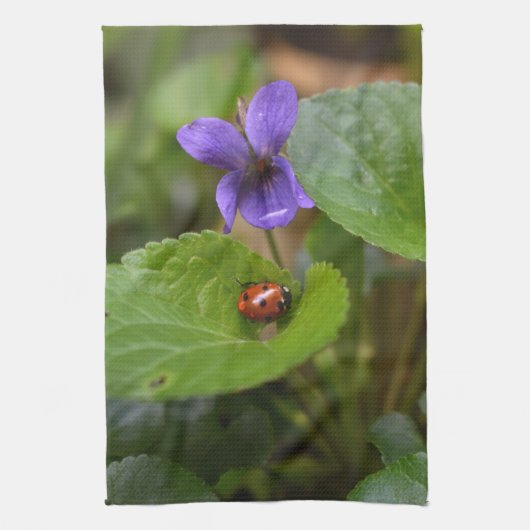 Linge De Cuisine Ladybug sur les fleurs de violet doux (Vertical)