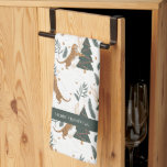 Linge De Cuisine Le tigre de Noël et un Motif d'arbre<br><div class="desc">Parfait accent de la maison pour la saison de Noël,  ce design présente de mignons tigres de Noël décorant les arbres dans un motif sans coutures.</div>