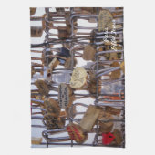 Linge De Cuisine Love Locks et la Tour Eiffel. Paris. France. (Vertical)