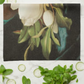 Linge De Cuisine Magnolias géant sur un tissu de velours bleu par M (Plié)