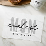 Linge De Cuisine Maman la plus cool depuis 20XX Moderne Simple Prep<br><div class="desc">Ce design simple et moderne est composé de la typographie de san serif.</div>
