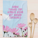 Linge De Cuisine Maman Thérapeute non payée Funny Floral Fête des M<br><div class="desc">Maman Thérapeute non payé Drôle Humour Floral Fête des Mères Serviette de cuisine. Drôle serviette de cuisine de la fête des Mères avec une citation humoristique ' Merci d'avoir toujours été mon thérapeute non payé '. Le texte est sur un arrière - plan roux avec des fleurs roses et un...</div>