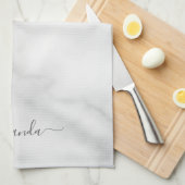 Linge De Cuisine Marbre blanc de nom personnalisé de script moderne (Quart Plié)