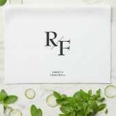 Linge De Cuisine Mariage Monogramme Simple Élégant noir et blanc (Plié)