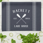 Linge De Cuisine Marine Blue Rustic Oars Personnalisé Lake House<br><div class="desc">Customisez votre cuisine lake house avec cette serviette personnalisée mignonne portant votre nom de famille ou votre nom de maison et l'année établie en lettres blanches accentuées d'une paire d'avirons sur un riche arrière - plan bleu marine.</div>