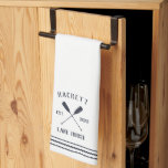 Linge De Cuisine Marine & White Oars Rustiques Personnalisé Lake Ho<br><div class="desc">Customisez votre cuisine lake house avec cette serviette personnalisée mignonne portant votre nom de famille ou votre nom de maison et l'année établie,  accentuée d'une paire d'avirons.</div>