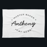 Linge De Cuisine Master Baker Année établie Nom personnalisé<br><div class="desc">Beaucoup de talents sortent de cette cuisine. Encouragez le Maître Baker dans votre vie à garder ces douceurs à venir avec cette serviette de cuisine personnalisée, moderne et unique. Customisez les mots et l'année établie selon vos besoins. Vient dans différentes couleurs et tailles. N'oubliez pas les boulangeries du lil. Faites...</div>