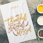 Linge De Cuisine Merci Gratuit Nom Béni Terracotta Blanc<br><div class="desc">Merci Gratuit Blessed Nom Orange Terracotta Blanc. Des mots formidables pour l'action de grâce et tout au long de l'année, dans un script élégant, les mots de gratitude Thankful Grateful Béni dans les couleurs vibrantes de la chute sur un arrière - plan blanc qui peut être changé à une autre...</div>