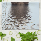 Linge De Cuisine Mignonne Otter debout dans un étang tenant son vis (Plié)