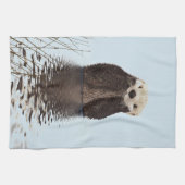 Linge De Cuisine Mignonne Otter debout dans un étang tenant son vis (Horizontal)