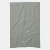 Linge De Cuisine Minimal et chic | Monogramme vert Sage et date (Vertical)