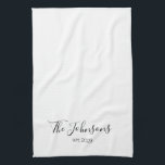 Linge De Cuisine Modèle minimaliste de nom de famille moderne perso<br><div class="desc">Personnalisé moderne script simple minimaliste personnalisé nom de famille et date modèle cuisine ou cadeau de serviette de thé.</div>