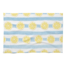 Moitiés de citron sur des rayures bleu océan