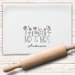 Linge De Cuisine Monogram Mr & Mrs Fleurs sauvages Newlyweds<br><div class="desc">Un cadeau personnalisé pour les jeunes mariés</div>