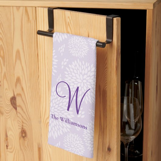 Linge De Cuisine Monogramme de motif de fleurs à main violet (Pliage en tiers)