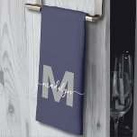 Linge De Cuisine Monogramme de nom bleu marine<br><div class="desc">Serviette de cuisine personnalisée avec monogramme, créez votre propre serviette de cuisine avec initiale et nom personnalisés, bleu marine et blanc. Ajoutez une touche d'élégance à votre cuisine avec cette serviette monogrammée élégante. Conçue pour être pliée en trois, elle présente une initiale grise en gras et un nom en écriture...</div>
