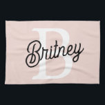 Linge De Cuisine Monogramme et nom personnalisé moderne Pastel Pink<br><div class="desc">Présentez notre Monogramme personnalisé moderne et Nom Pastel Pink Kitchen Towel, un ajout élégant à votre décor de cuisine. Cette serviette de cuisine présente un design contemporain en rose pastel doux, personnalisée avec votre monogramme et nom pour une touche personnalisée. Parfait pour sécher les assiettes, essuyer les comptoirs ou comme...</div>