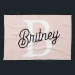 Linge De Cuisine Monogramme et nom personnalisé moderne Pastel Pink<br><div class="desc">Présentez notre Monogramme personnalisé moderne et Nom Pastel Pink Kitchen Towel, un ajout élégant à votre décor de cuisine. Cette serviette de cuisine présente un design contemporain en rose pastel doux, personnalisée avec votre monogramme et nom pour une touche personnalisée. Parfait pour sécher les assiettes, essuyer les comptoirs ou comme...</div>