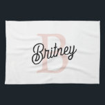 Linge De Cuisine Monogramme et nom personnalisé moderne Pastel Pink<br><div class="desc">Présentez notre Monogramme personnalisé moderne et Nom Pastel Pink Kitchen Towel, un ajout élégant à votre décor de cuisine. Cette serviette de cuisine présente un design contemporain en rose pastel doux, personnalisée avec votre monogramme et nom pour une touche personnalisée. Parfait pour sécher les assiettes, essuyer les comptoirs ou comme...</div>