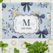 Linge De Cuisine Monogramme Floral Élégant avec Ruban Bleu Personna (Plié)