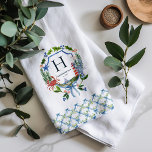 Linge De Cuisine Monogramme nautique de Noël de la côte de la Bow b<br><div class="desc">Apportez le charme élégant du bord de mer à votre cuisine avec cette serviette de thé de Noël côtière personnalisée. Doté d'une couronne d'aquarelle de verdure festive, d'un crabe, d'un phare et de détails nautiques reliés avec un arc bleu, ce design encadre votre monogramme avec beauté. La bordure à motifs...</div>