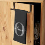 Linge De Cuisine Monogramme personnalisé Nom de script noir blanc g<br><div class="desc">Ce monogramme élégant et le design élégant de nom de script peuvent être donnés comme un cadeau pour un anniversaire, la fête des mères ou toute occasion. Il peut être personnalisé avec l'initiale et le nom de la personne. Vous pouvez modifier la police, la couleur de police, la taille de...</div>
