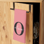 Linge De Cuisine Monogramme personnalisé Nom de script noir blanc r<br><div class="desc">Ce monogramme élégant et le design élégant de nom de script peuvent être donnés comme un cadeau pour un anniversaire, la fête des mères ou toute occasion. Il peut être personnalisé avec l'initiale et le nom de la personne. Vous pouvez modifier la police, la couleur de police, la taille de...</div>