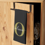 Linge De Cuisine Monogramme personnalisé Nom du script Black White<br><div class="desc">Ce monogramme élégant et le design élégant de nom de script peuvent être donnés comme un cadeau pour un anniversaire, la fête des mères ou toute occasion. Il peut être personnalisé avec l'initiale et le nom de la personne. Vous pouvez modifier la police, la couleur de police, la taille de...</div>