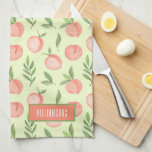 Linge De Cuisine Motif de pêche aquarelle vert personnalisé<br><div class="desc">Cette serviette de cuisine vert pâle a une pêche à l'aquarelle élégante et motif de verdure personnalisée avec votre nom (le dos est blanc.) Vous pouvez aussi mettre ce design sur d'autres produits!</div>