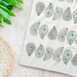 Linge De Cuisine Motif d'huîtres d'aquarelle côtière<br><div class="desc">Ce design motif a été créé à partir de mes aquarelles originales inspirées des huîtres le long de la côte du golfe de l'Alabama. Les beaux bleus opalescents et les verts des huîtres nautiques sont le point fort de ce design ! Parfaits pour la décoration de votre cuisine côtière, ces...</div>