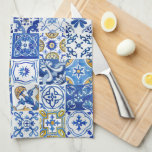Linge De Cuisine Motif Floral Bleu, Blanc & Jaune<br><div class="desc">Apportez les belles eaux de la Méditerranée à votre cuisine avec la superbe serviette de cuisine bleu méditerranéen, blanc & jaune à motifs floraux. Notre design met en valeur la splendeur de la côte italienne d'Amalfi et apporte la beauté élégante de la Méditerranée dans votre maison. La serviette de cuisine...</div>