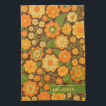 Linge De Cuisine Motif Floral Retro tendance Bloc de nom personnali<br><div class="desc">Un design floral et audacieux aux tons colorés d'or, d'orange et de vert avec un bloc de couleur amusant pour ajouter votre nom ou n'importe quel texte. La folle motif aux fleurs a une variété de couleurs. Vous pouvez ajouter un nom, un monogramme ou un autre texte personnalisé. Si vous...</div>