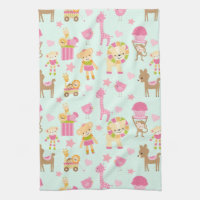 Motif mignon avec des animaux heureux et des jouet