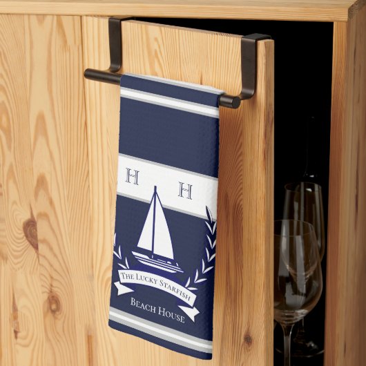 Linge De Cuisine Nautical Navy Blue Sailboat Monogramme Nom Cuisine (Pliage en tiers)