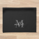 Linge De Cuisine Noir moderne Nom de famille personnalisé Monogramm<br><div class="desc">Serviette de cuisine noire moderne personnalisée avec monogramme de nom de famille personnalisé dans la calligraphie à la main moderne.</div>