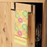 Linge De Cuisine Nom de famille Citrus Slices<br><div class="desc">Votre personnalisation avec sur une tranche d'agrumes motif d'oranges,  citrons,  citrons et pamplemousse,  cette serviette de cuisine est parfaite pour le décor maison ou donner en cadeau. CORRESPONDRE des articles dans notre magasin.</div>
