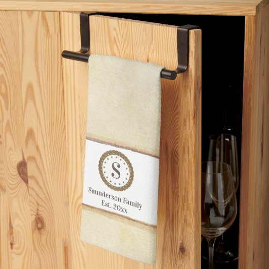 Linge De Cuisine Nom de famille pays modifiable monogramme café bru (Pliage en tiers)