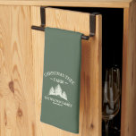 Linge De Cuisine Nom de famille personnalisé Christmas Tree Farm Re<br><div class="desc">Ajoutez un air festif à votre cuisine avec cette serviette de séjour personnalisée ! Doté de votre nom de famille et d'un design rétro de ferme de sapins de Noël en vert sage,  il est parfait pour la cuisine de vacances et l'aménagement de votre espace.</div>