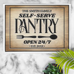 Linge De Cuisine Nom de famille Self-Sert Pantry Heures de panneau<br><div class="desc">Bienvenue à tous vos invités avec cette serviette de cuisine personnalisée avec un accueil amusant et votre nom de famille.</div>