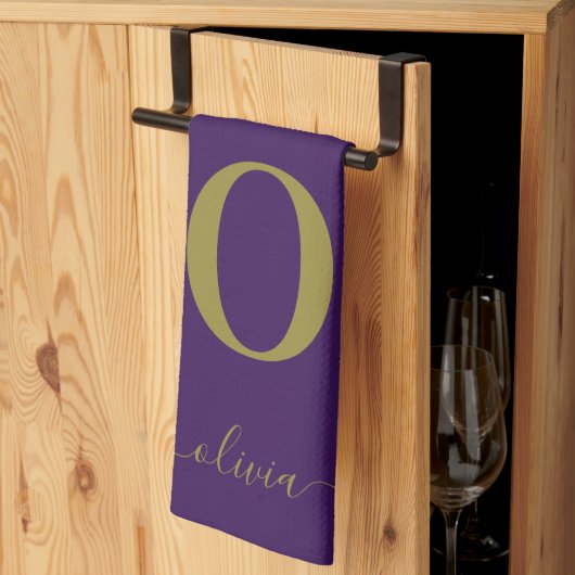Linge De Cuisine Nom Du Script Monogramme Personnalisé Purple Et Or (Pliage en tiers)