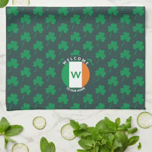 Linge De Cuisine Nom moderne Monogram Irish Flag Shamrock (Plié)