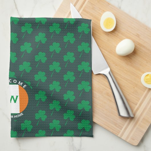 Linge De Cuisine Nom moderne Monogram Irish Flag Shamrock (Quart Plié)