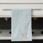 Linge De Cuisine Nom personnalisé Monogramme<br><div class="desc">Serviette de cuisine moderne,  élégante et tendance,  présente ici en bleu poussiéreux avec monogramme bronzé et typographie de nom blanc. Les couleurs peuvent être customisées à votre choix</div>